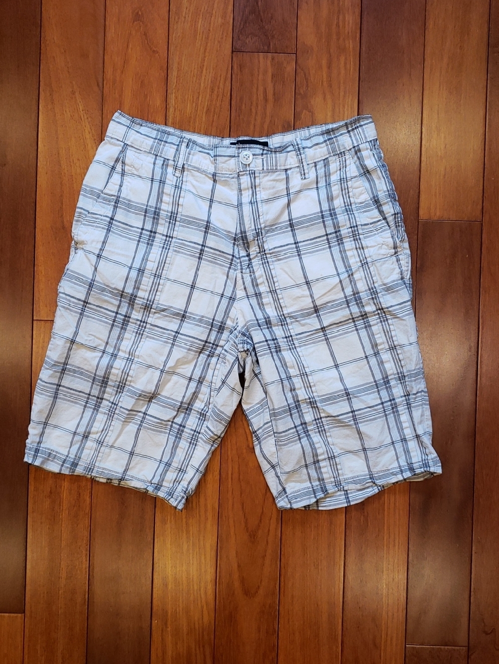 Men's Apt 9  size 30 Cotton Plaid shorts, 9.5"